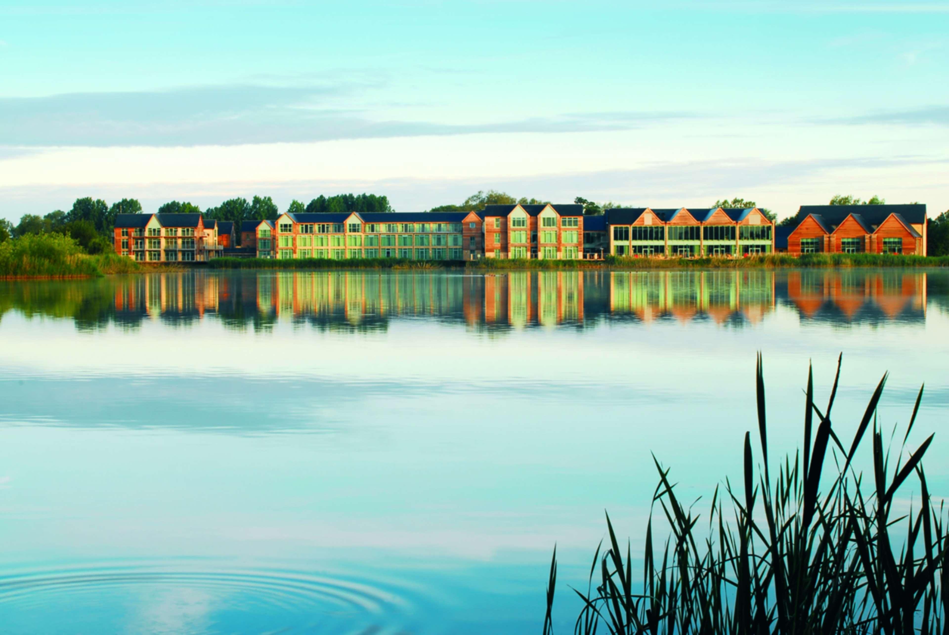 Vista Exterior De Vere Cotswold Water Park