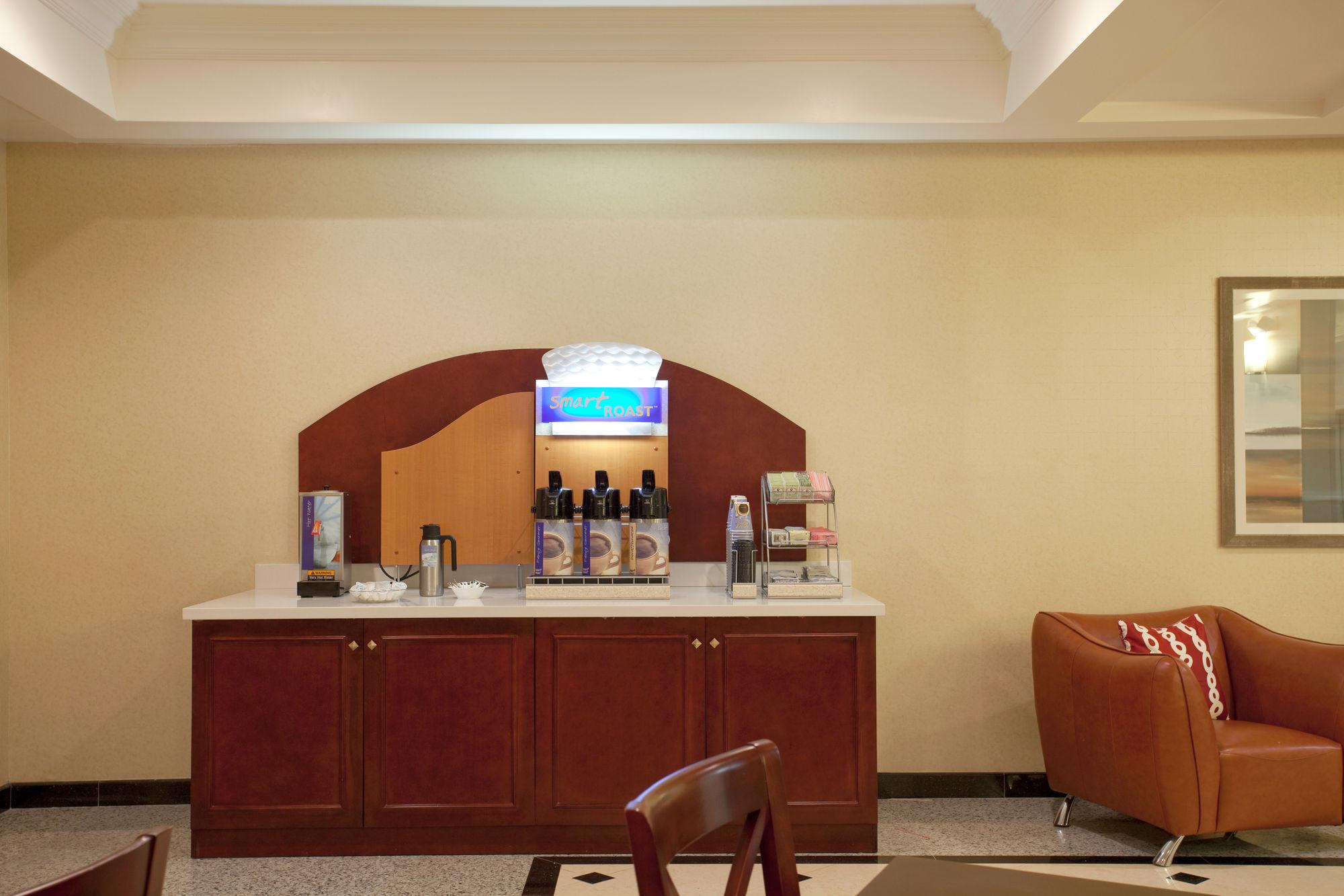 Comodidades del Alojamiento Holiday Inn Express and Suites LAX - Hawthorne