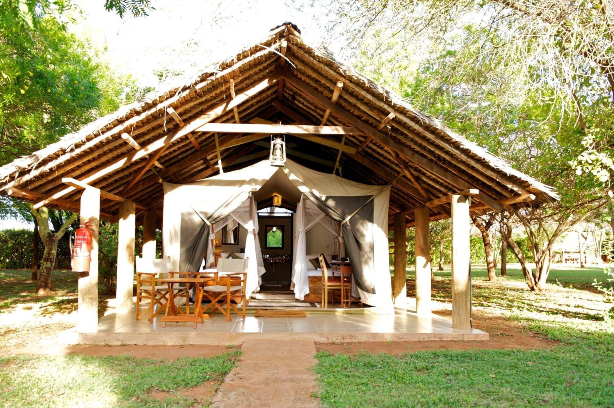 Vista Exterior Voyager Ziwani Tented Camp