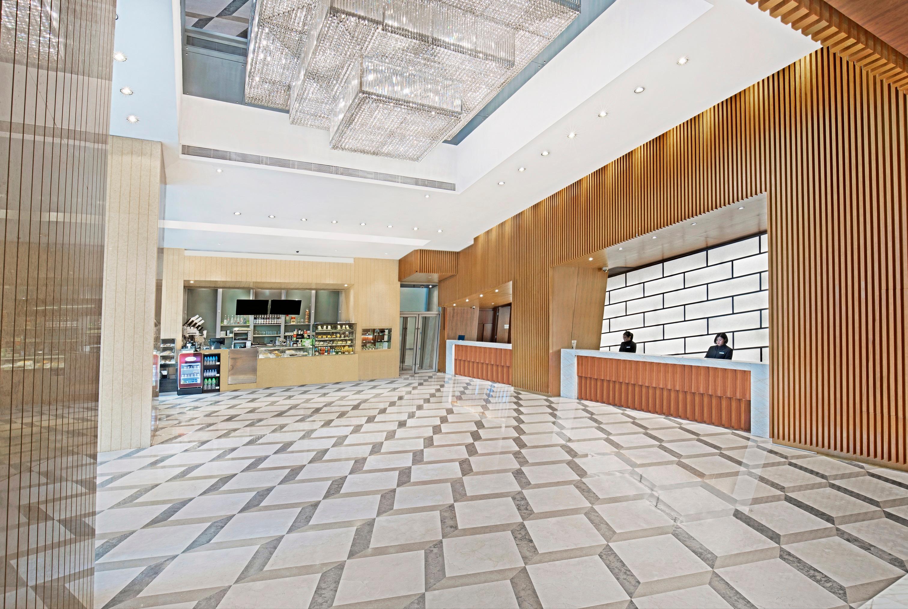Vista Lobby Harbour Plaza 8 Degrees