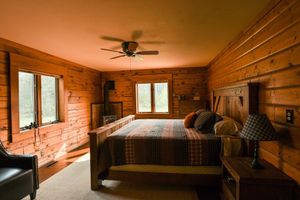 Alquiler Vacacional - Stunning Log Cabin in native prairie woodland setting