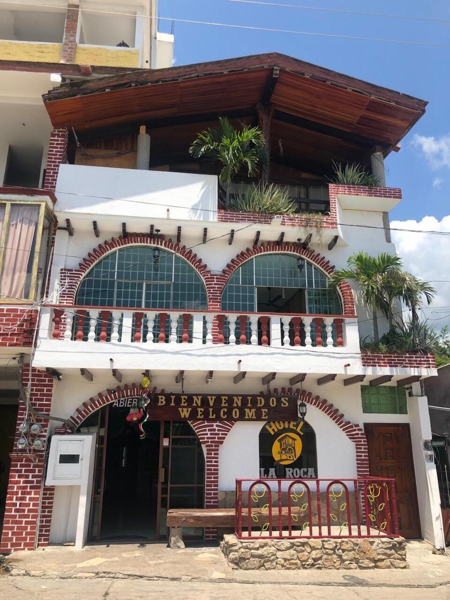 Vista Exterior Hotel La Roca