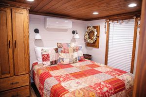 Alquiler Vacacional - Scrooge:  Cozy tiny cabin on Christmas Tree Farm in South Georgia.