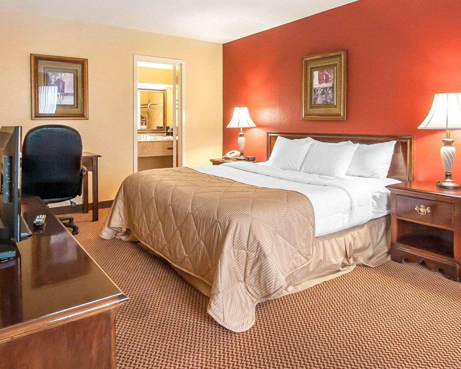 Habitación Clarion Inn & Suites University Center
