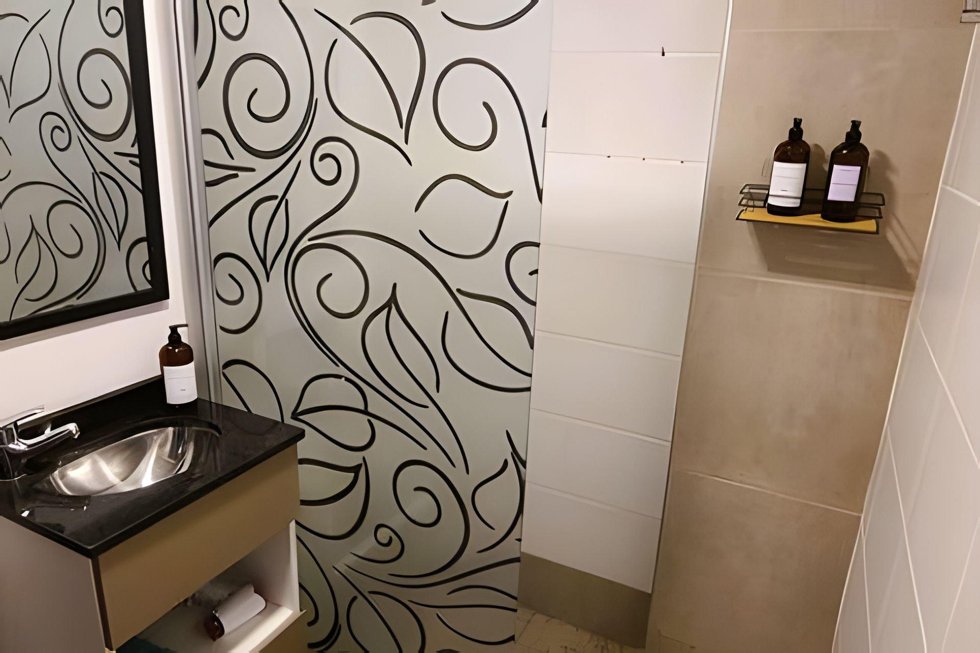 Baño Foxtrot Suites en el casco histórico de Salta