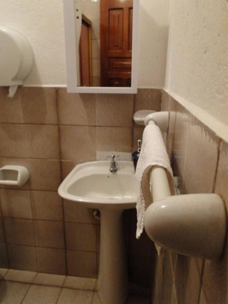 Baño Casa de Huespedes Milena