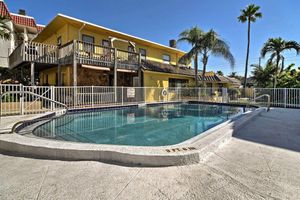 Alquiler Vacacional - Breezy & Beachy Belleair Condo: 12 Steps to Shore!