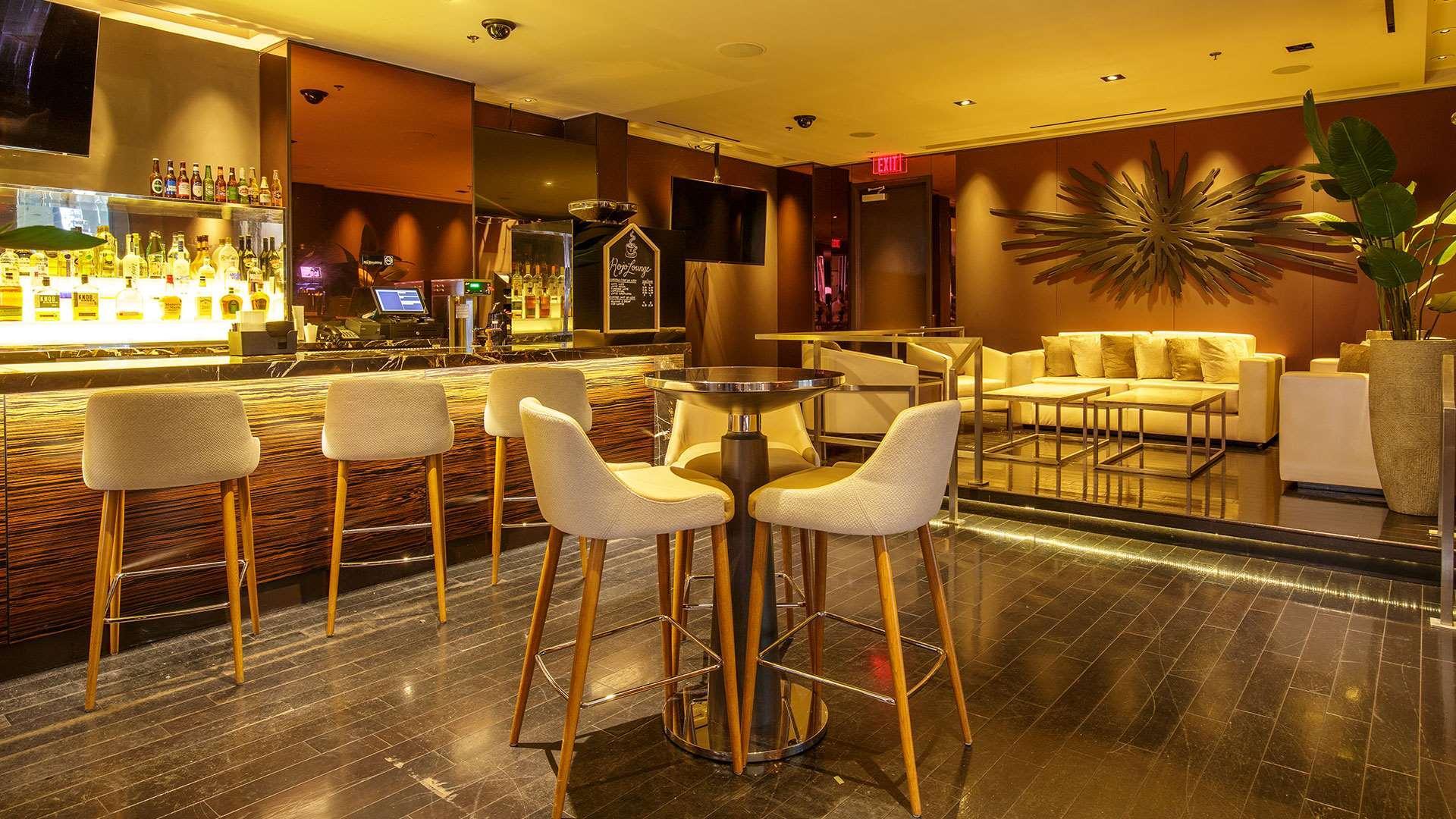 Bar/Salón Palms Place