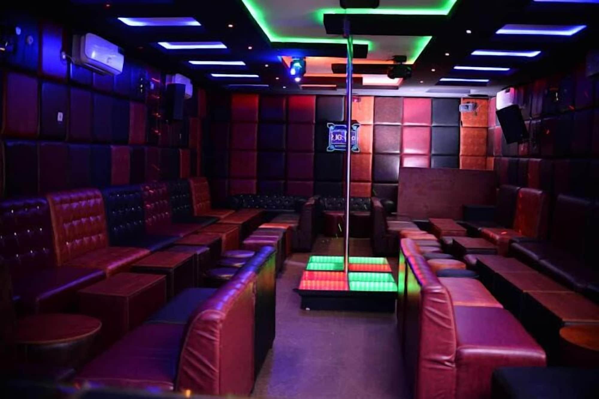 Bar/Salón Tozak Hotel