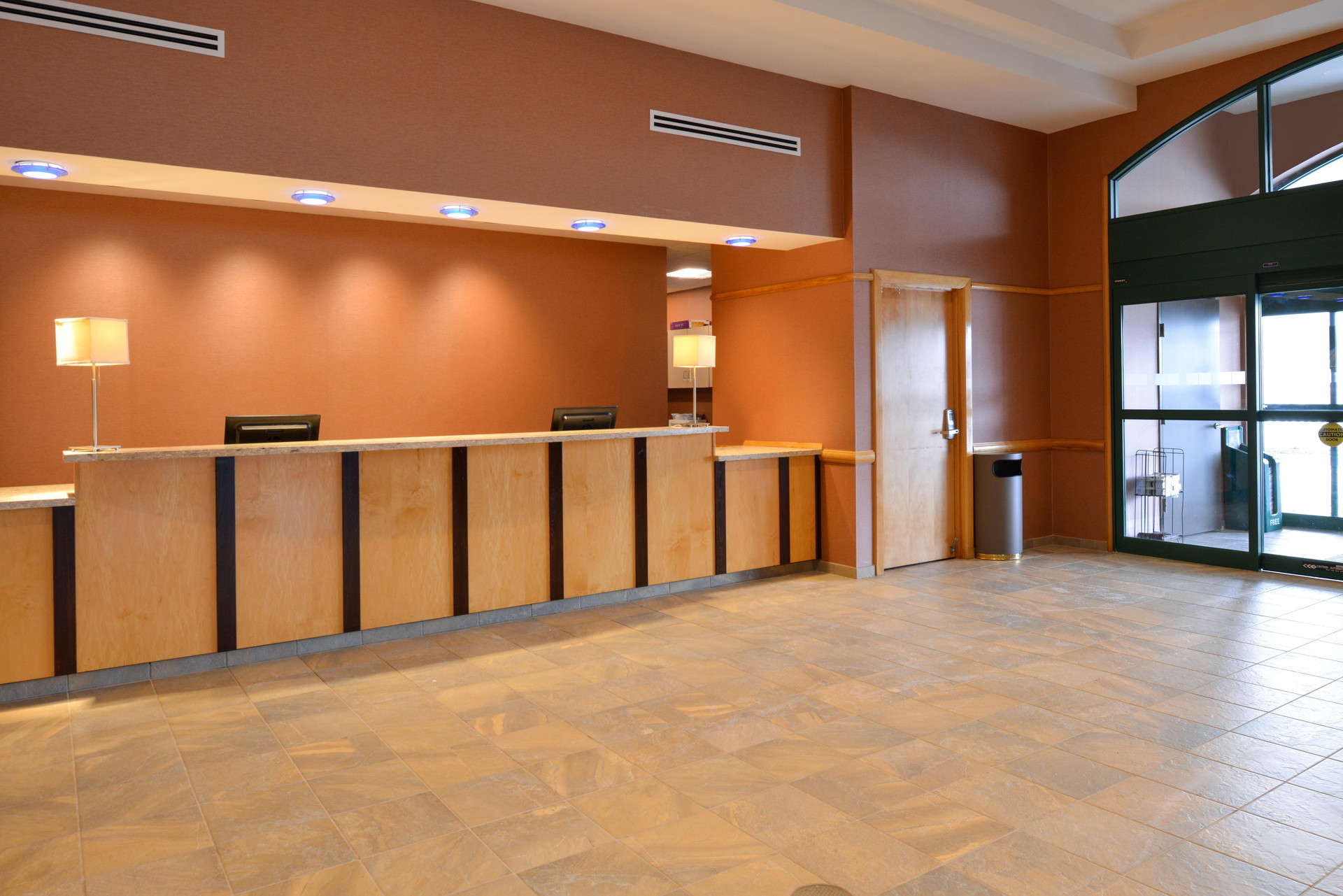 Vista Lobby Holiday Inn Express Breezewood by IHG
