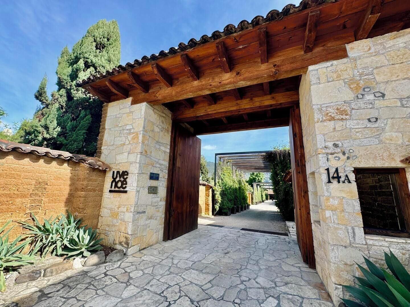 Varios Uvence Arte + Hotel
