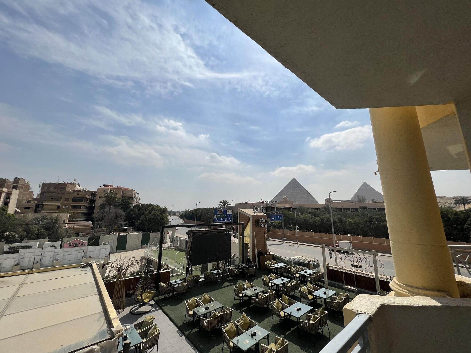 Vista Exterior Elite Pyramids view