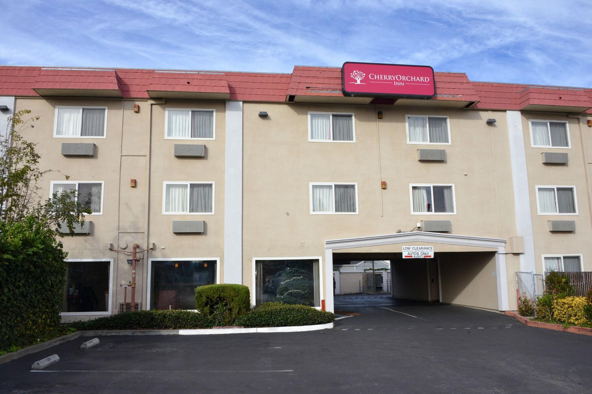 Varios Cherry Orchard Inn