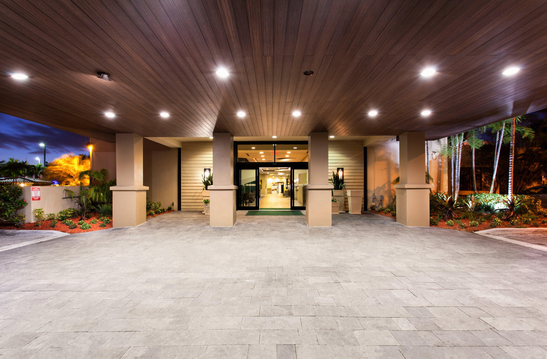 Vista Lobby Holiday Inn Miami West - Airport Area by IHG