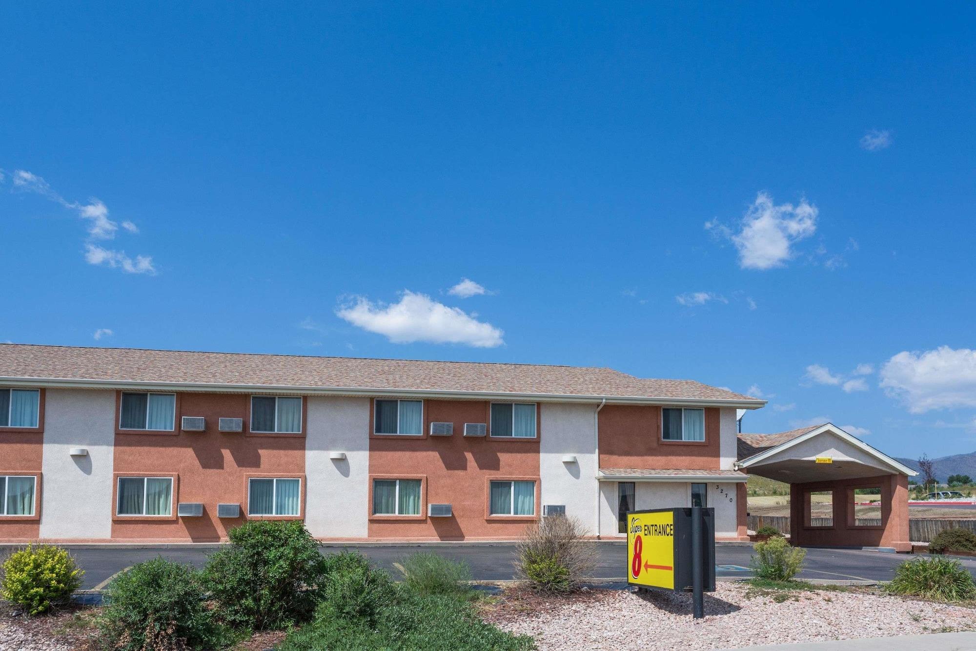 Vista Exterior Super 8 by Wyndham Colorado Springs/Chestnut Street