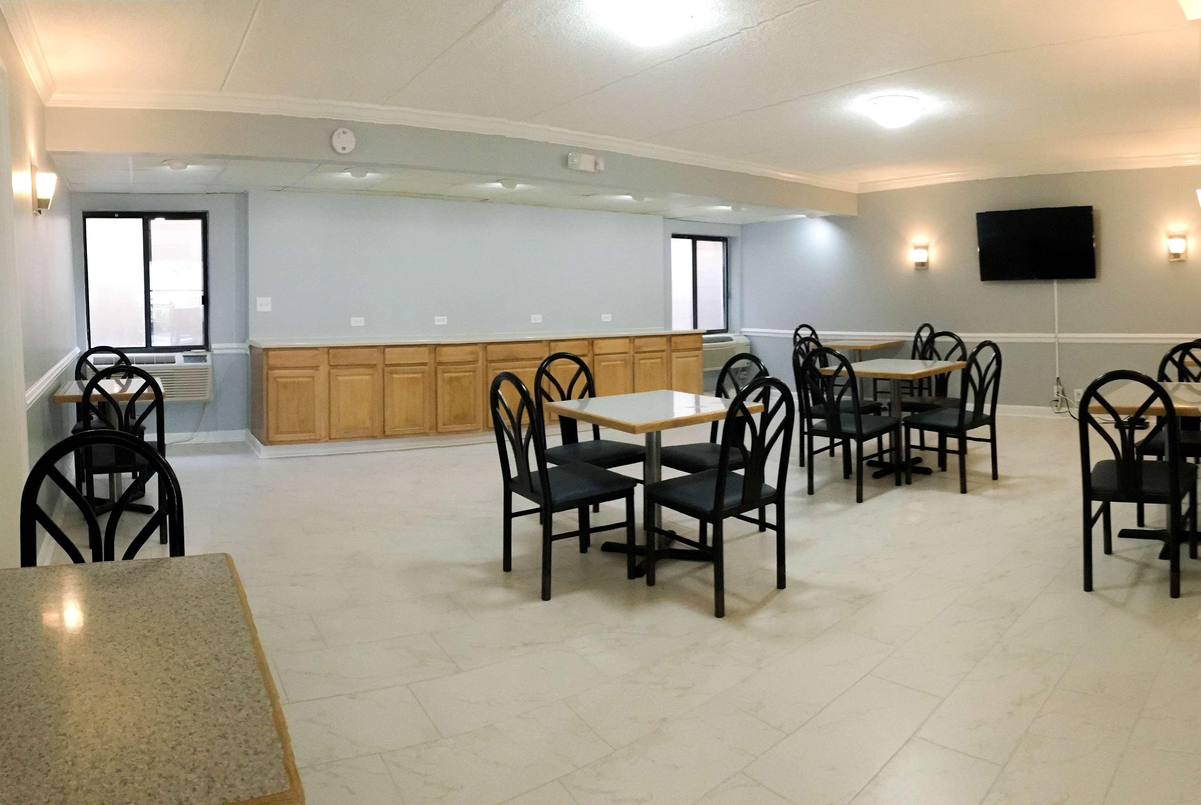 Restaurant Howard Johnson by Wyndham Waukegan Great Lakes