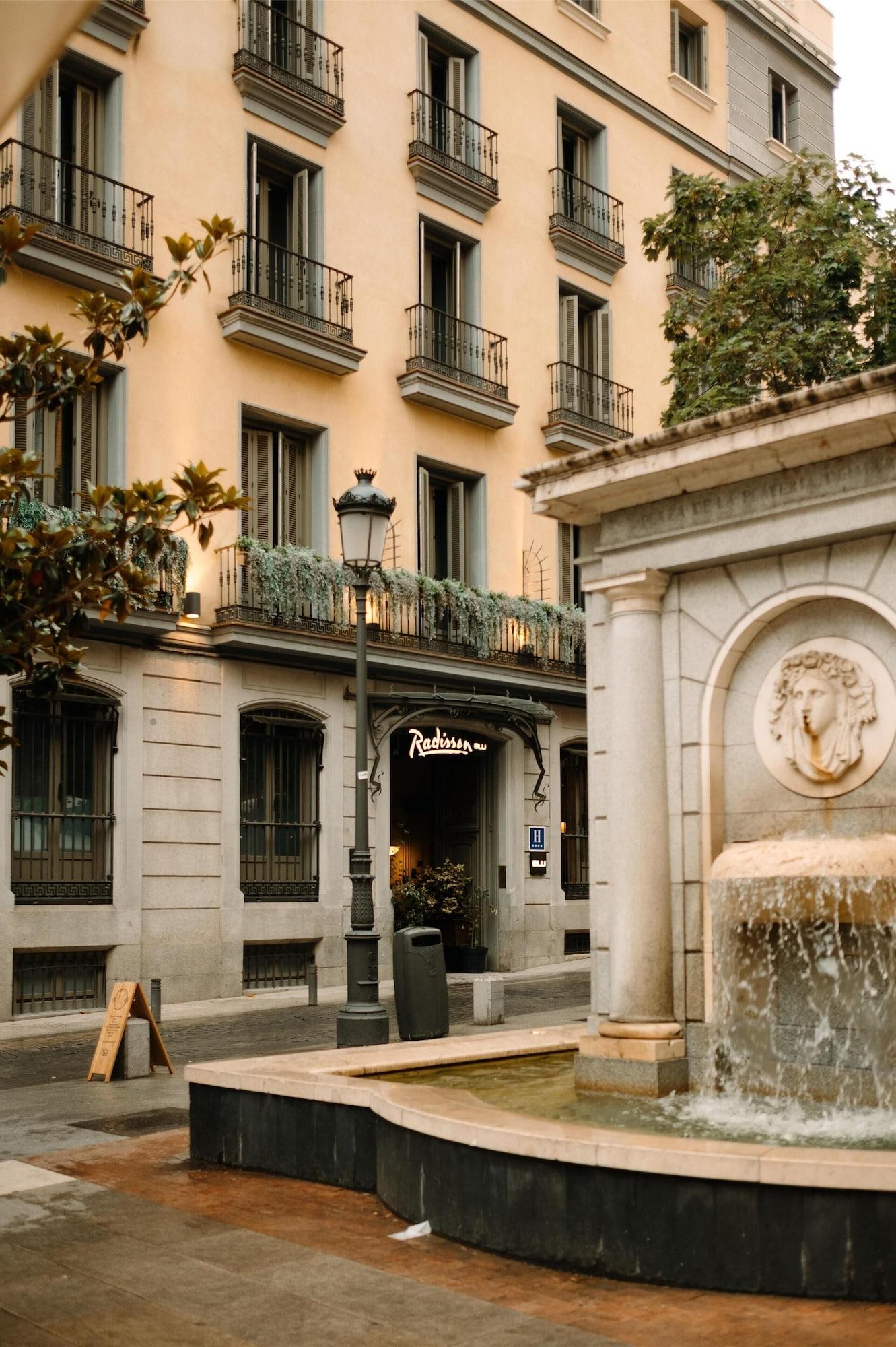 Vista Exterior Radisson Blu Hotel, Madrid Prado