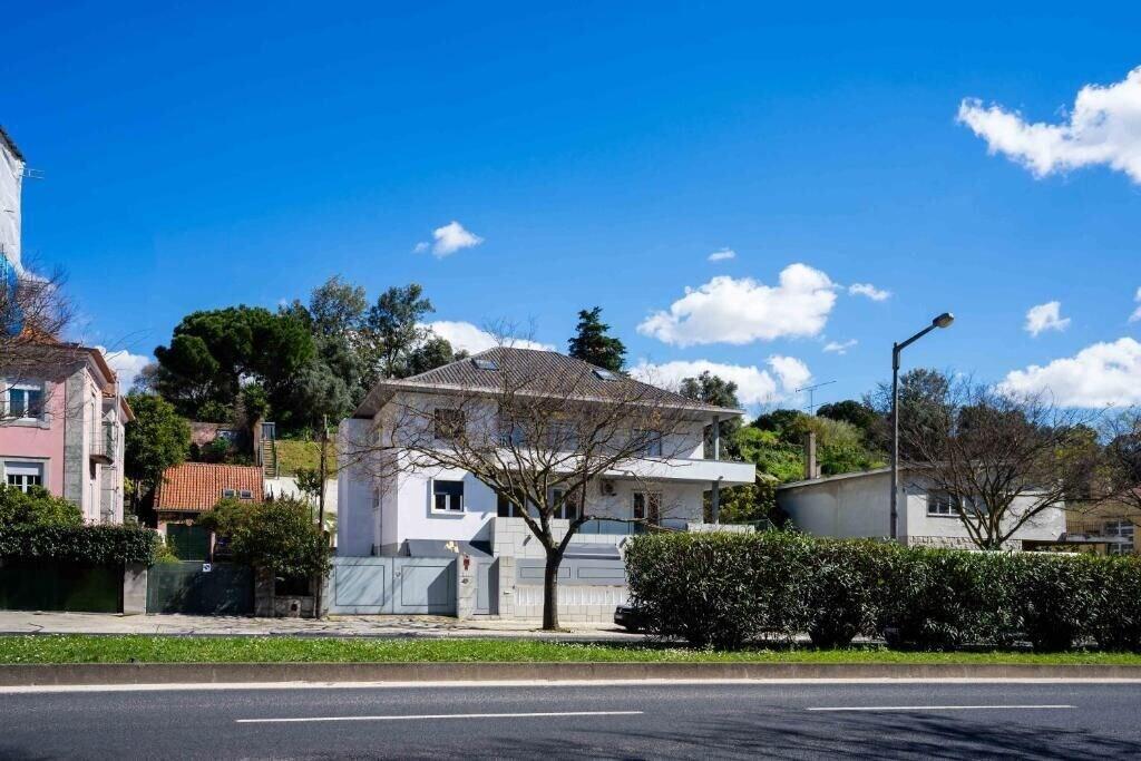 Varios Avenue Hill Hotel