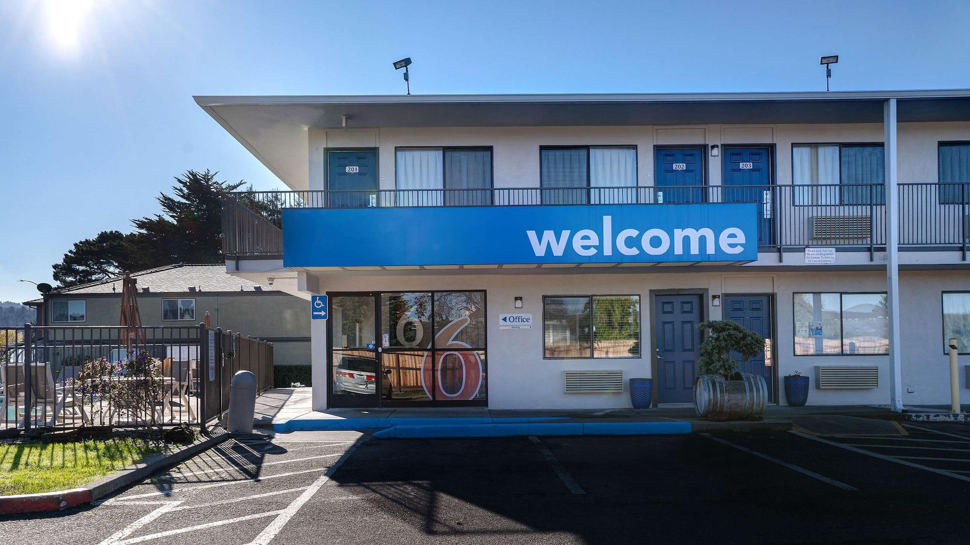Vista Exterior Motel 6 Arcata, CA - Cal Poly Humboldt