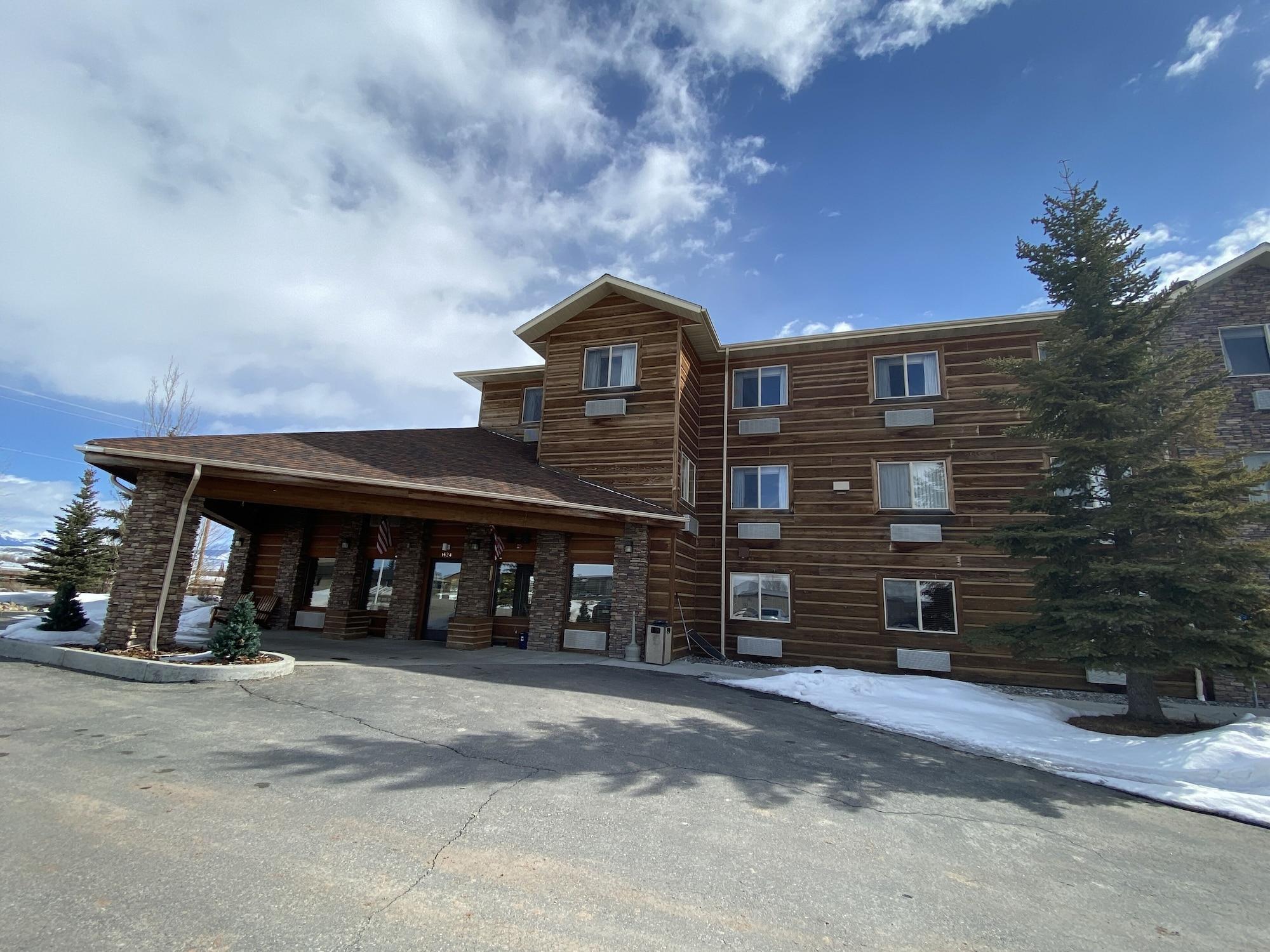 Vista Exterior Pinedale Hotel & Suites