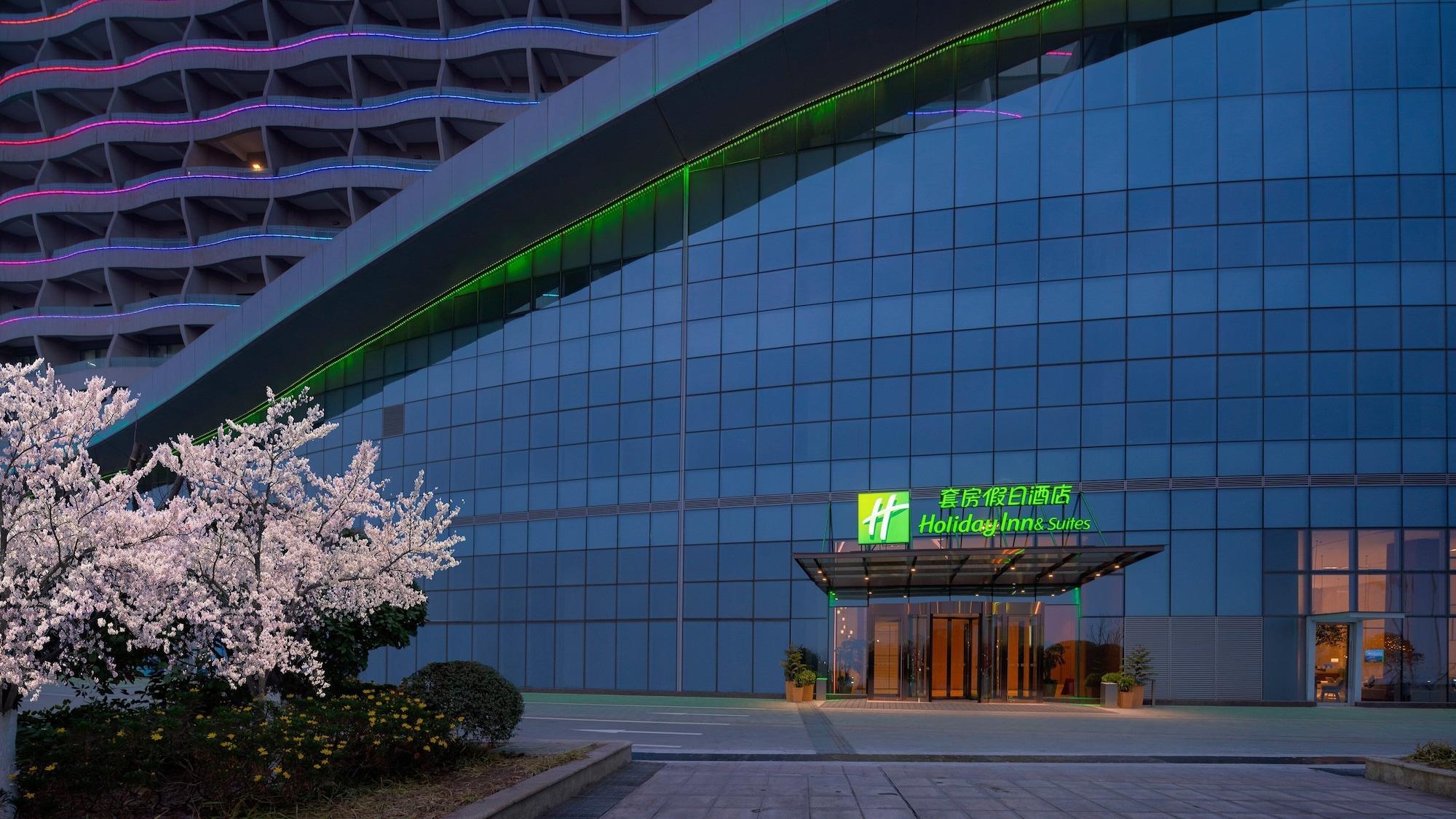 Vista Exterior Holiday Inn Hotel & Suites Wuhan New City by IHG