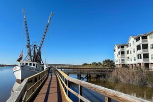 Alquiler Vacacional - Wake Up on the River!  Walk to charming Downtown Darien.  w/boat slip