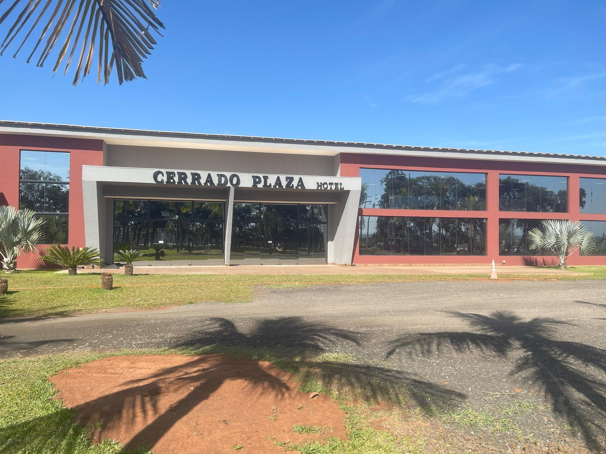 Vista Exterior Cerrado Plaza Hotel