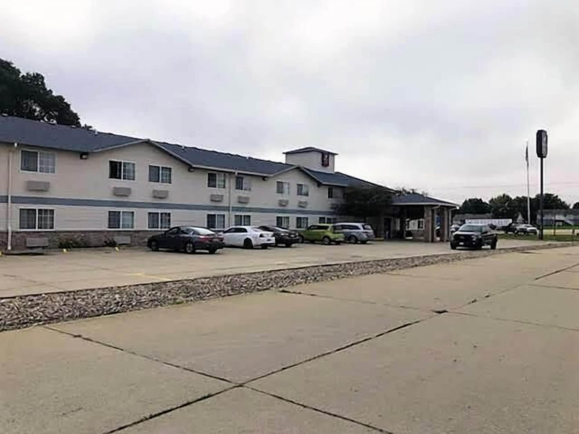 Vista Exterior Regency Inn Geneseo IL I-80