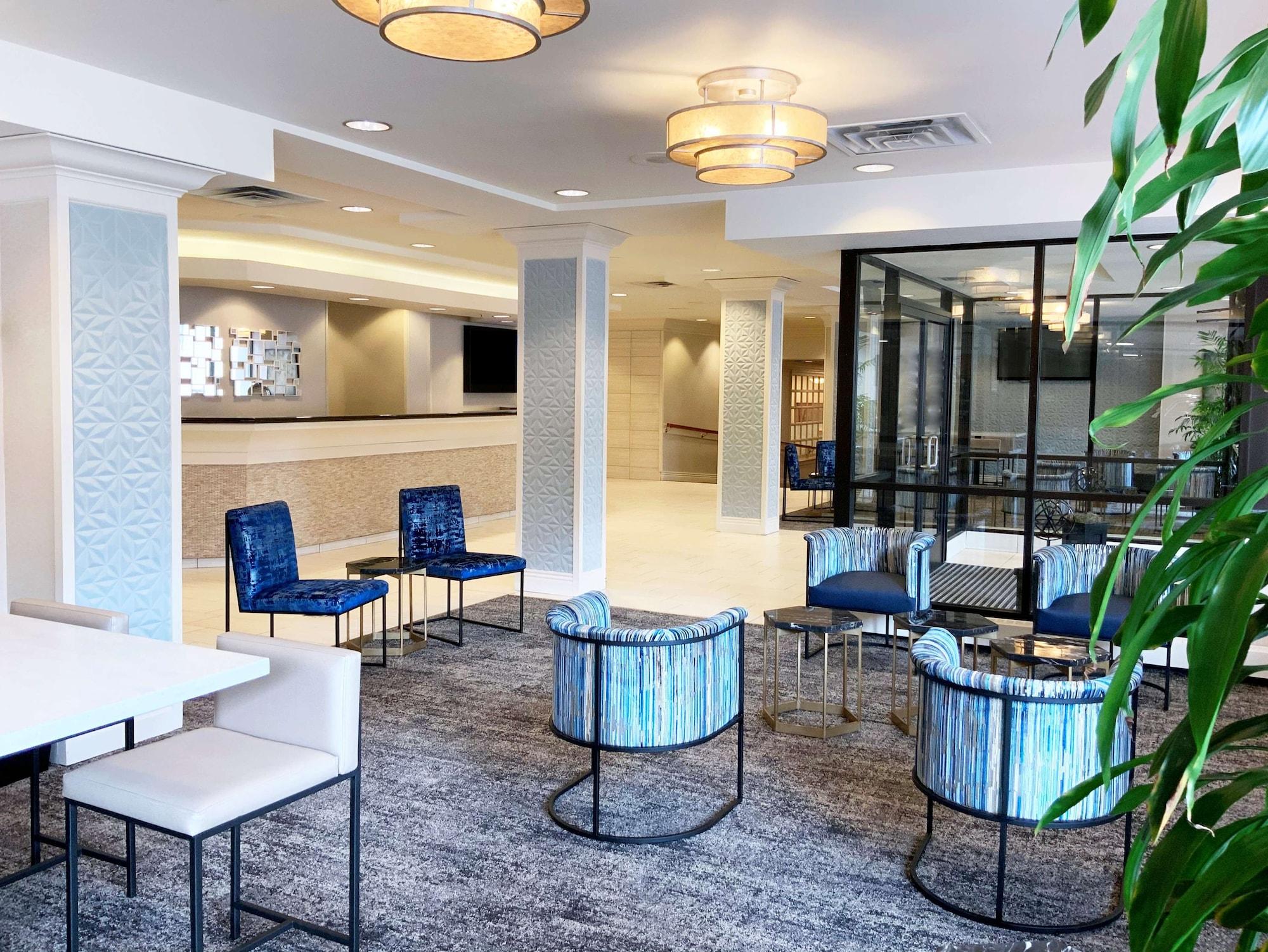 Vista Lobby DoubleTree by Hilton Milwaukee Downtown