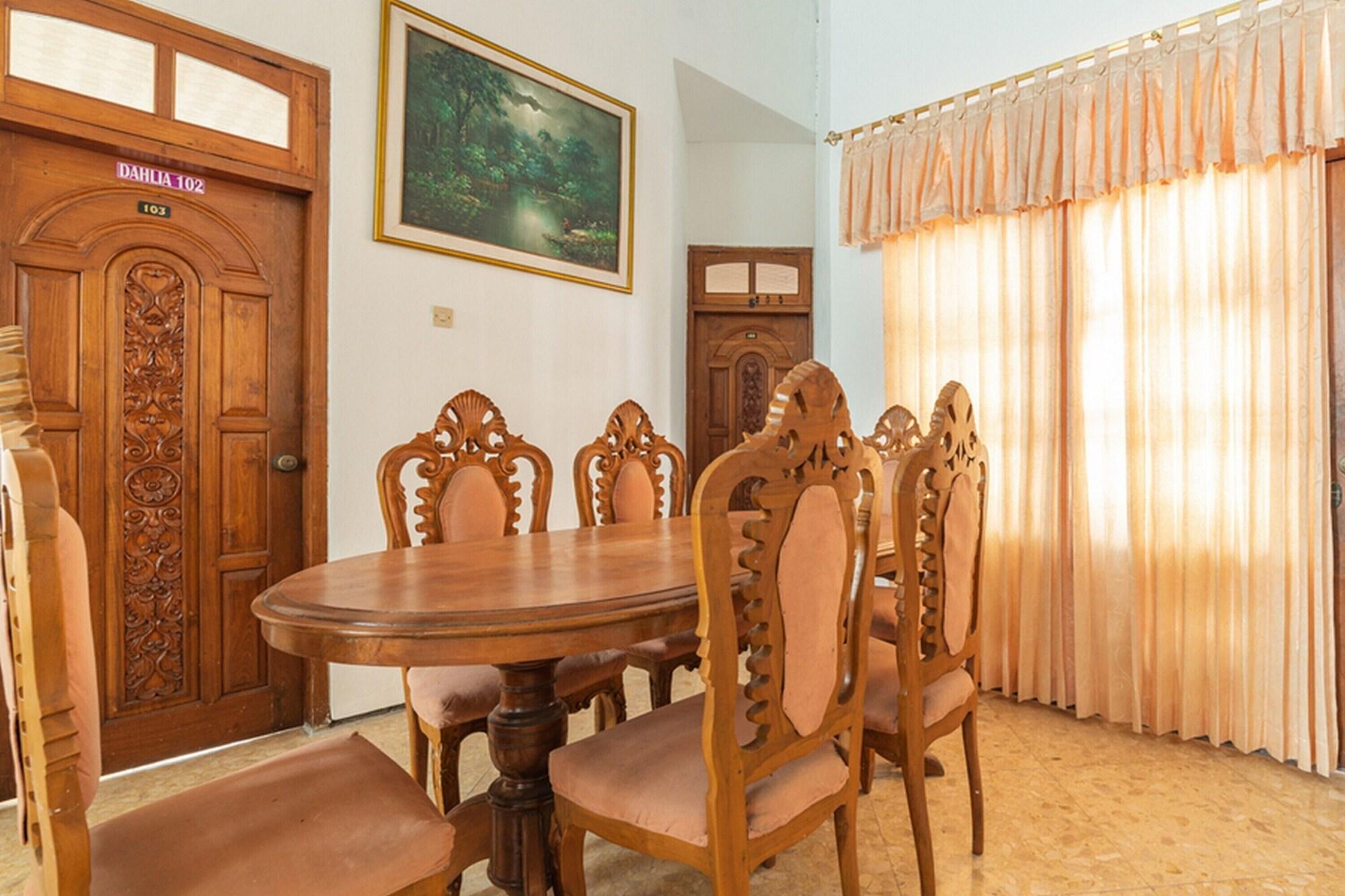 Comodidades del Alojamiento RedDoorz Syariah near Balai Kota Batu