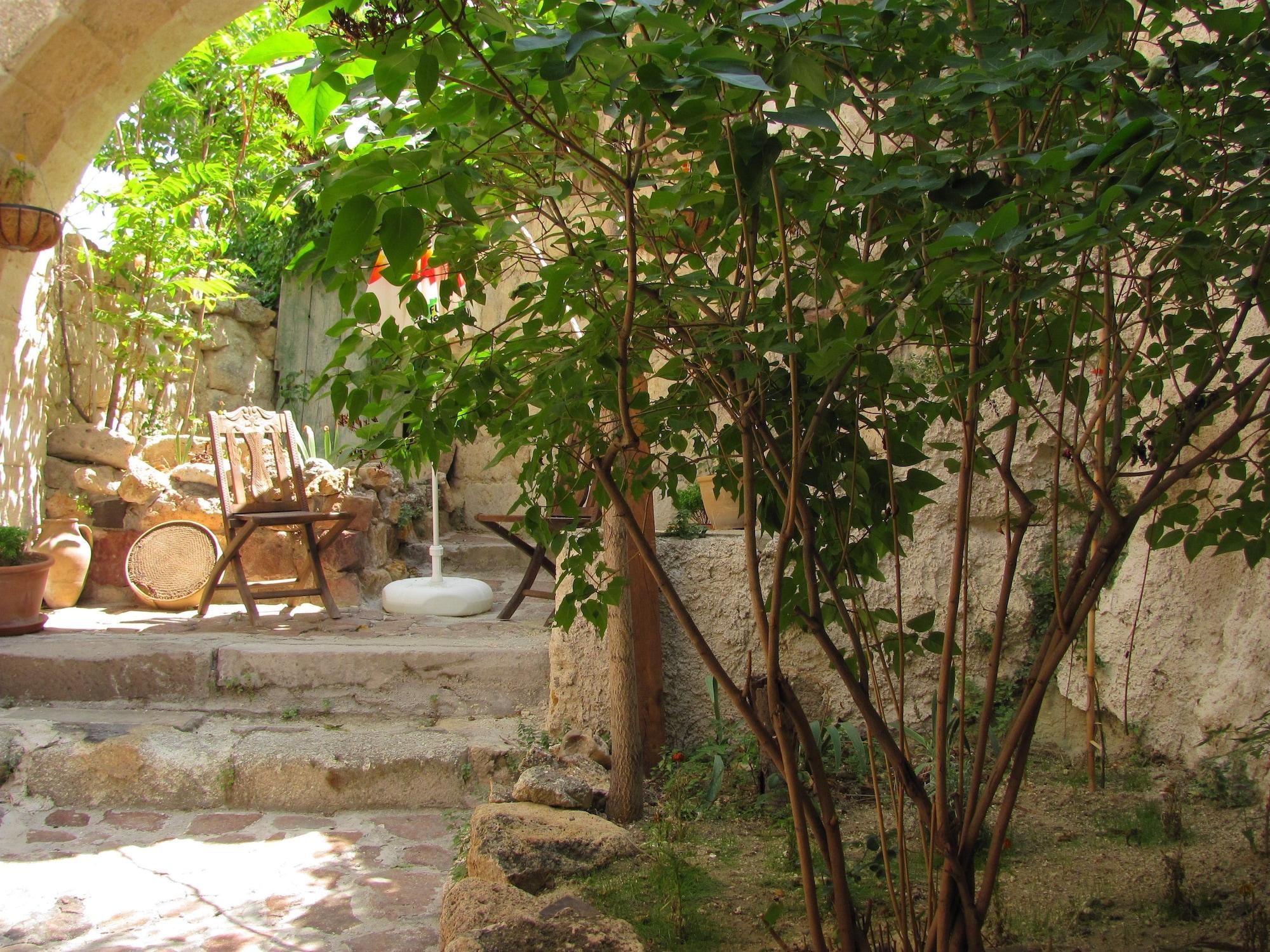 Varios Serenity Cave Suites