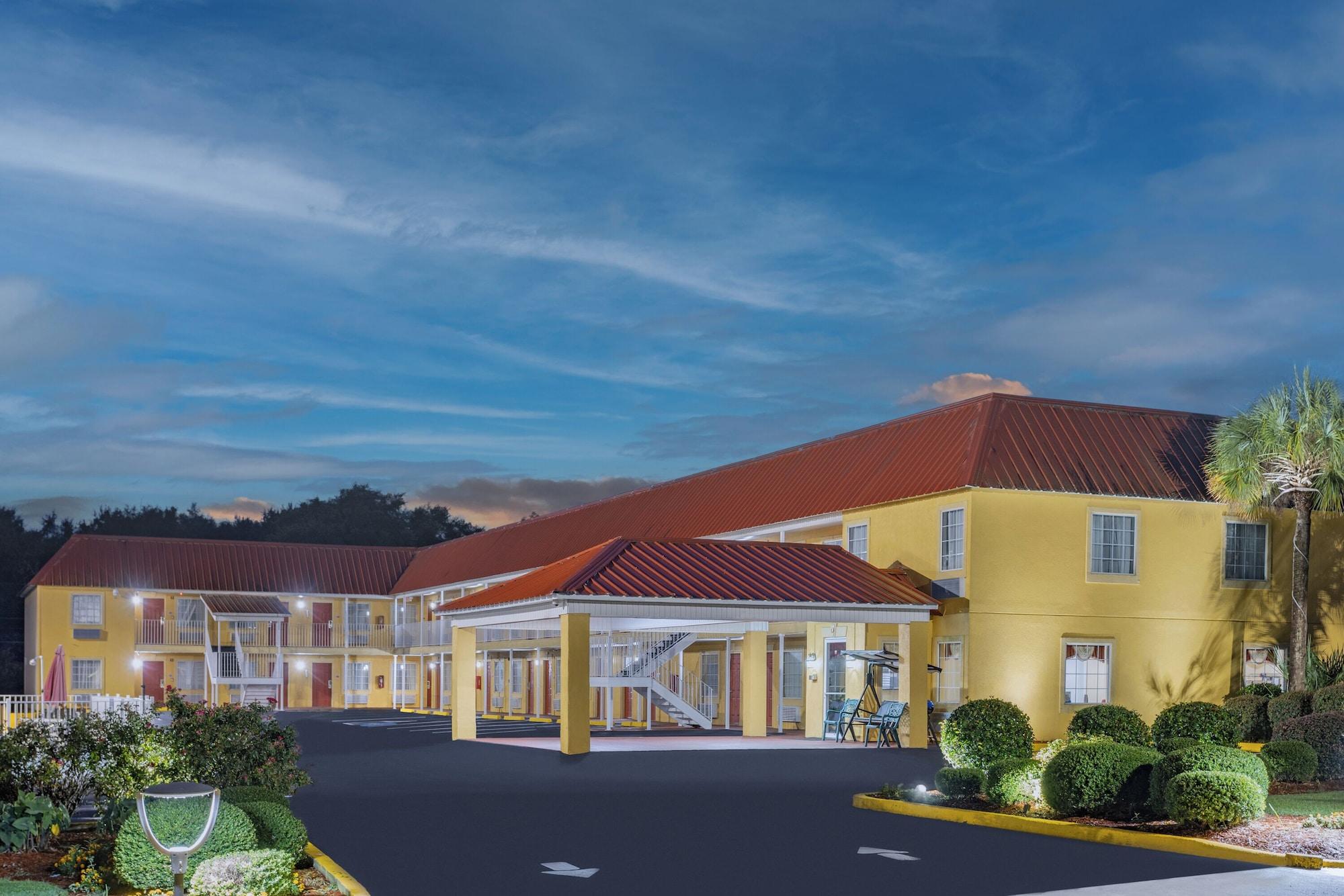 Vista Exterior Days Inn by Wyndham Barnwell