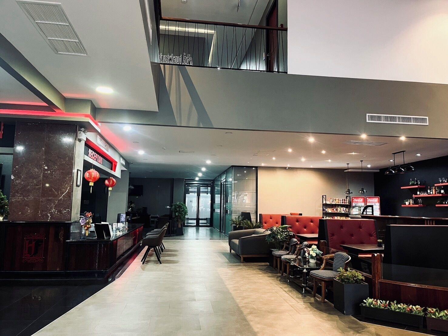 Vista Lobby the harbour front hotel