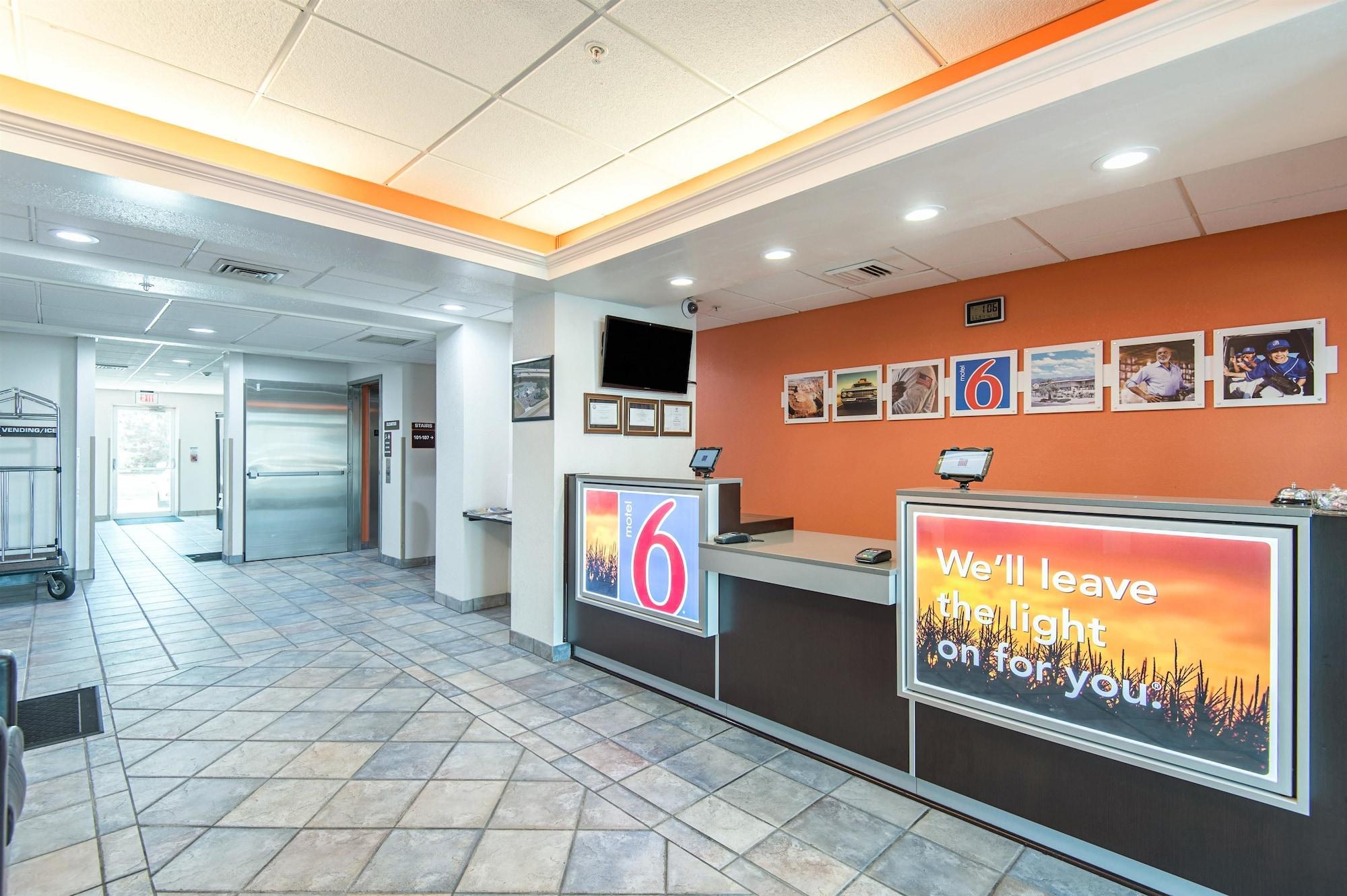 Vista Lobby Motel 6 Junction City, KS
