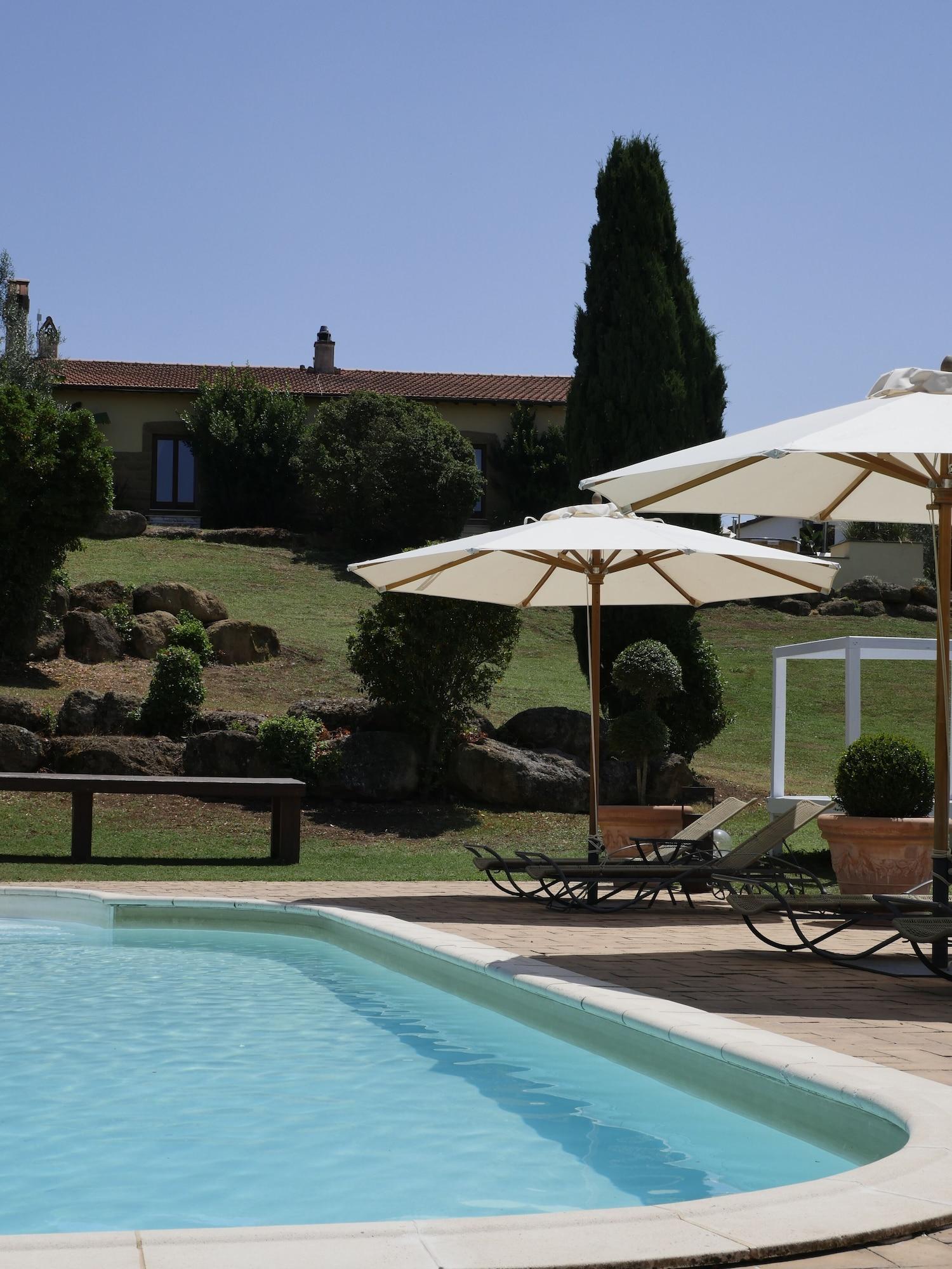 Vista Piscina Agriturismo Cerrosughero