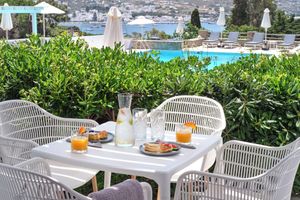 Alojamiento - Akrotiri Hotel