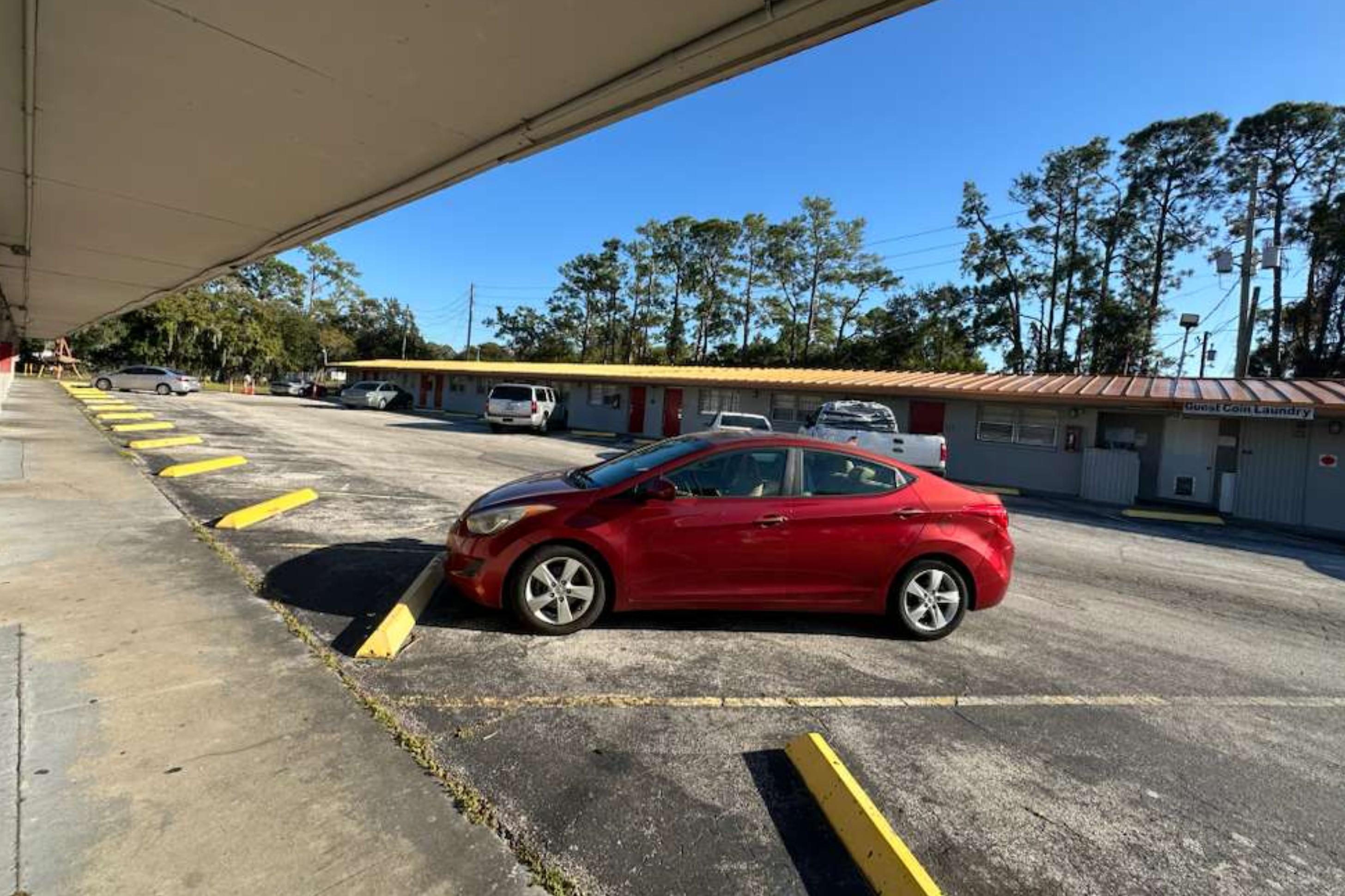 Estacionamiento Arrow Motel by OYO Near Downtown