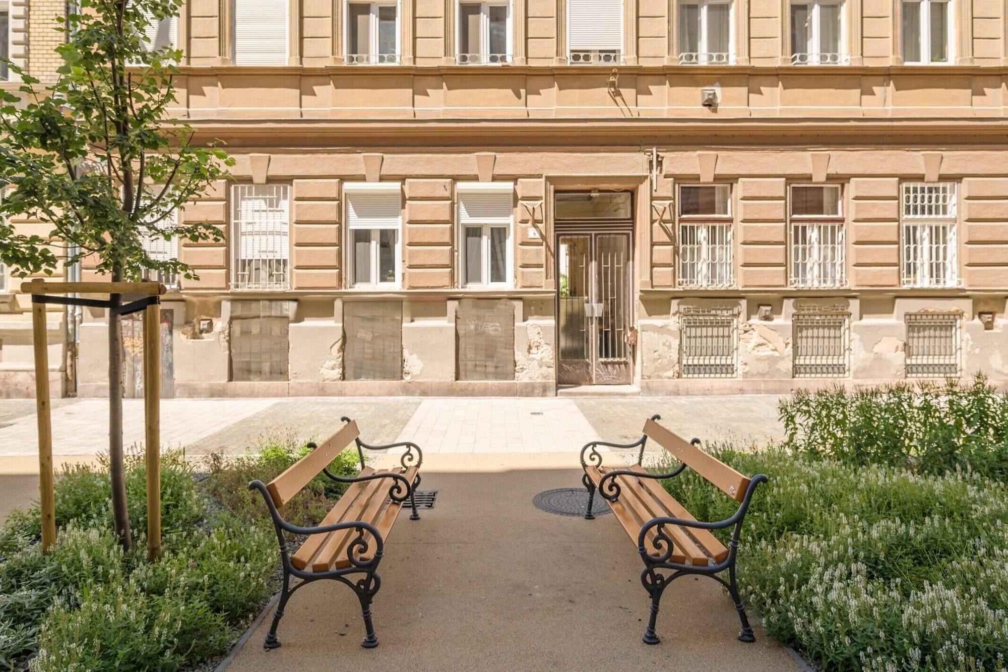 Vista Exterior happy home Budapest BLUE