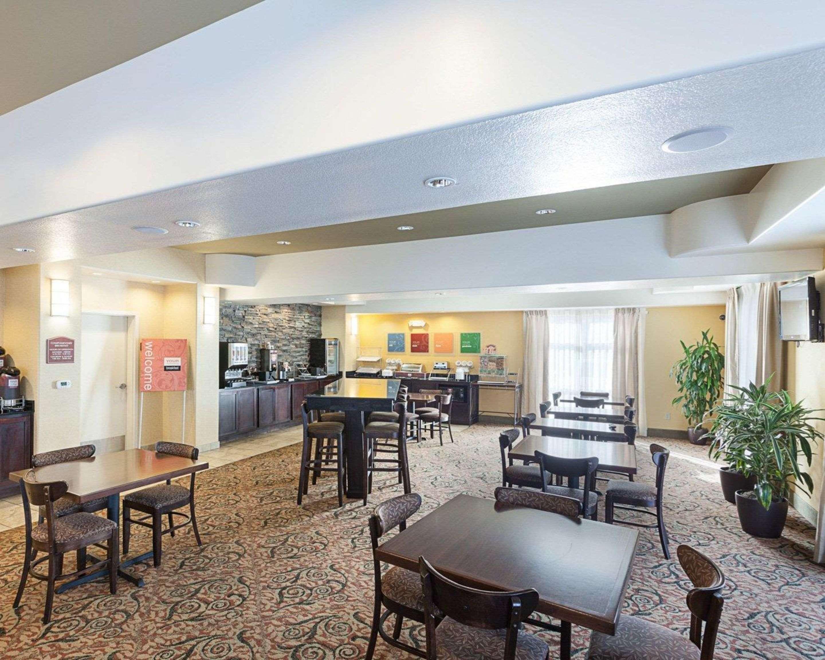 Restaurant Comfort Suites Medical Center near Six Flags