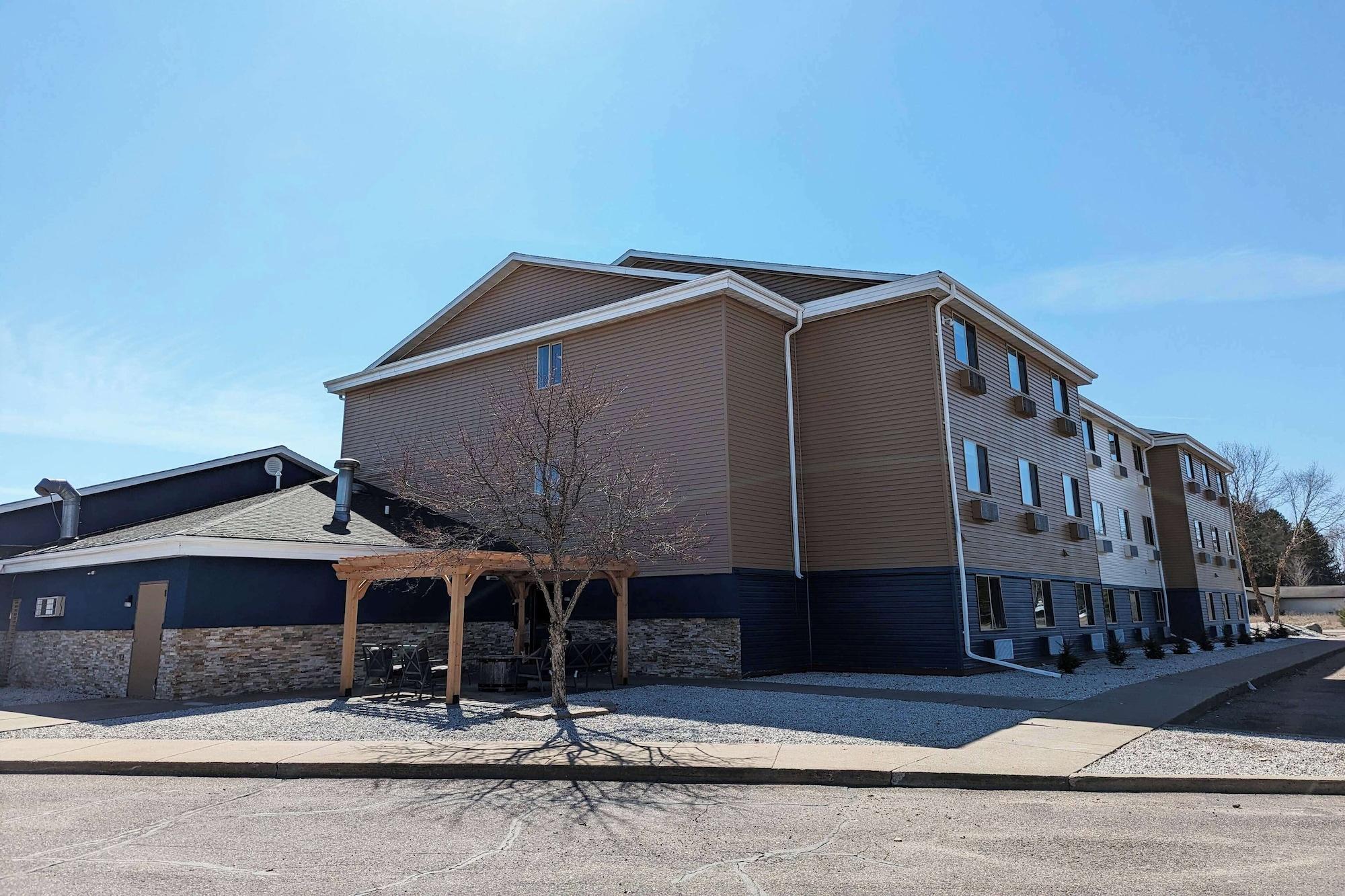 Vista Exterior AmericInn by Wyndham Tomahawk