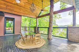 Alquiler Vacacional - Upscale Getaway on Smith Lake w/ Boat Dock