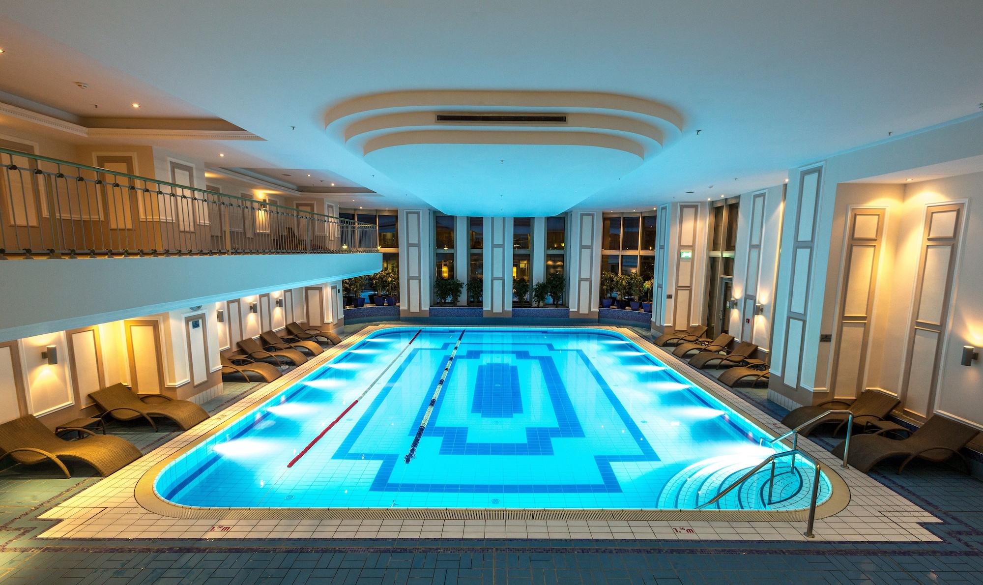 Vista Piscina JW Marriott Bucharest Grand Hotel