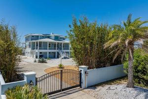 Alquiler Vacacional - 400 Steps to Sand Waterfront Luxury w Dock Pool