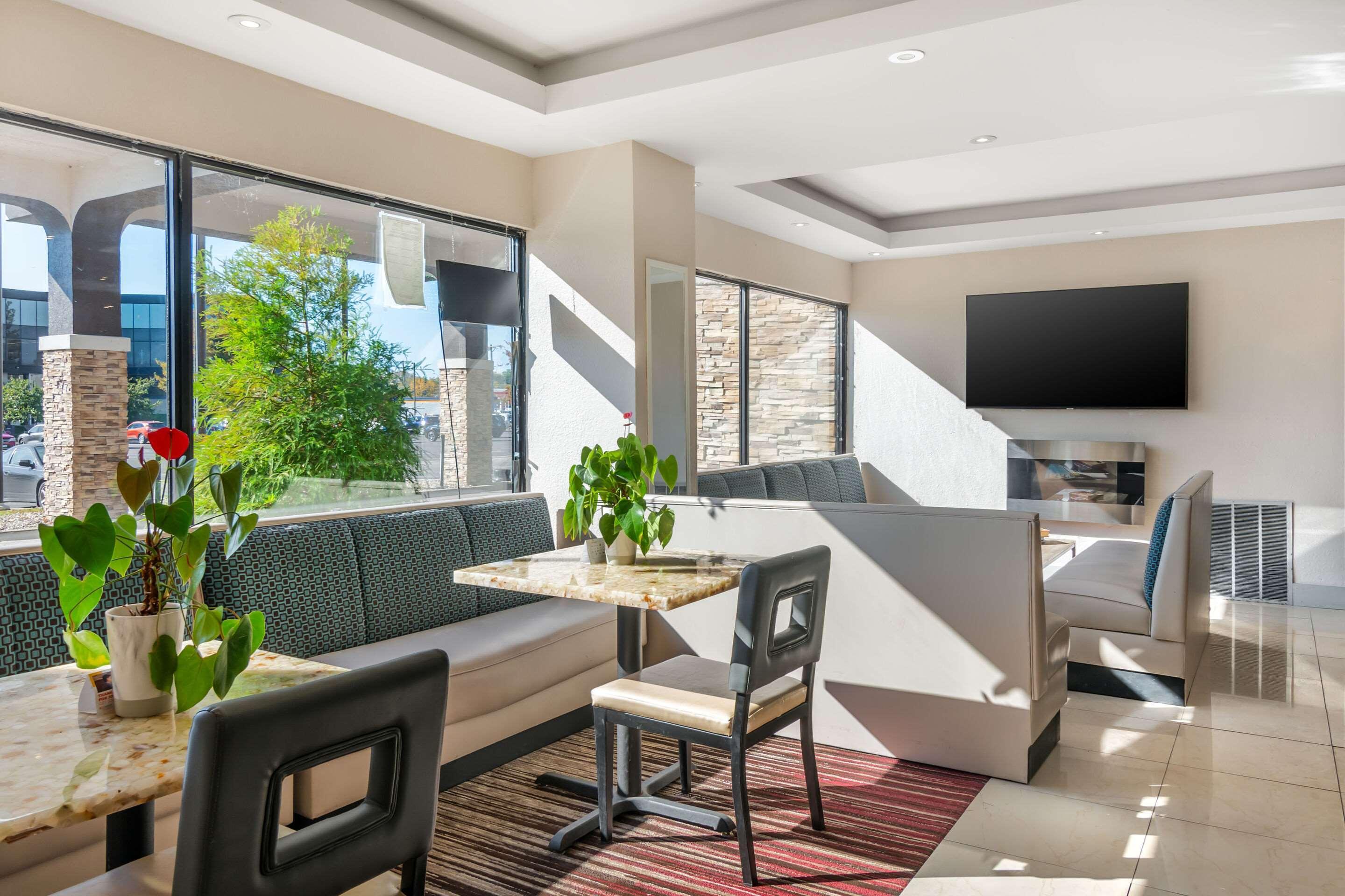 Vista Lobby MainStay Suites Springfield South - Battlefield Rd