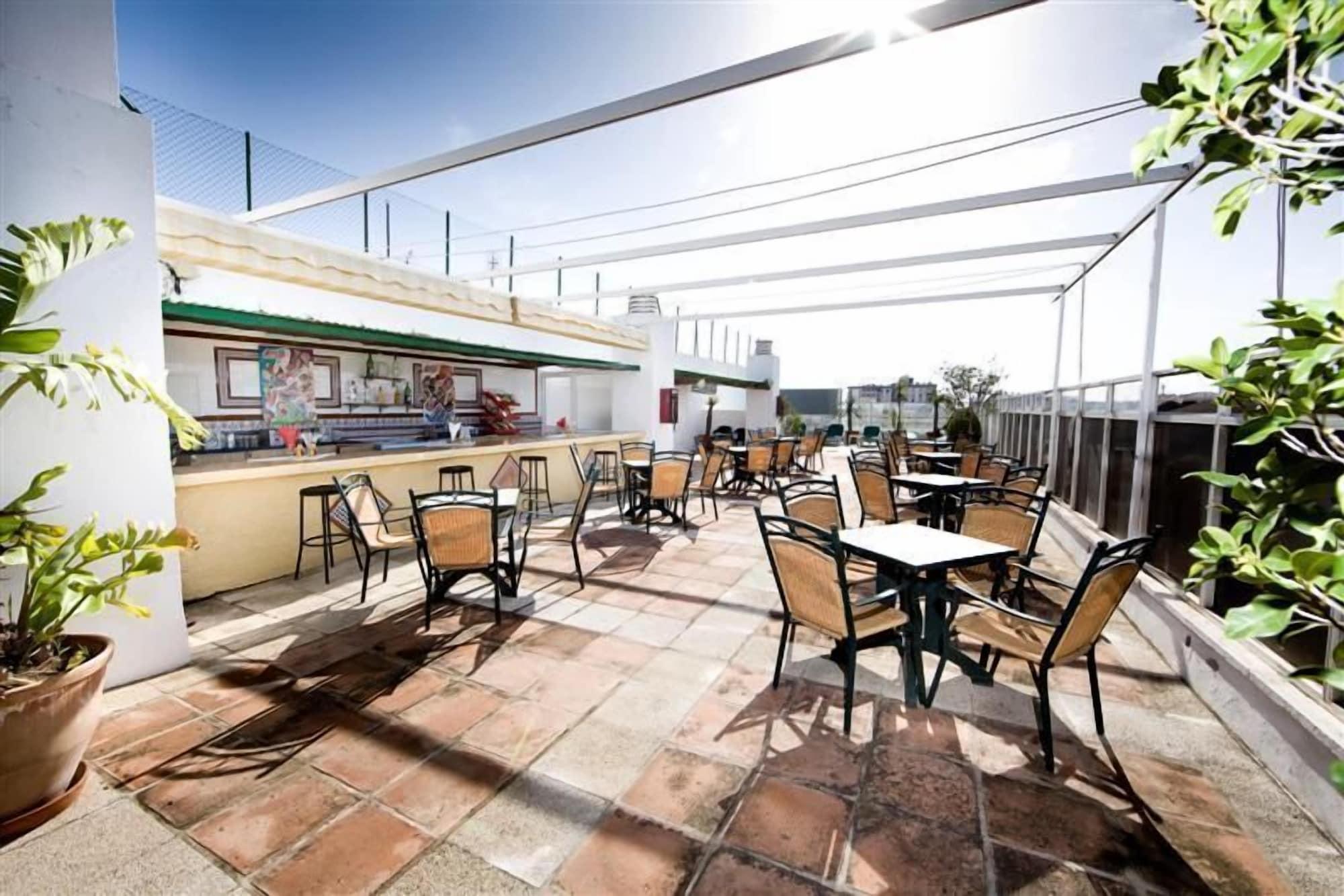 Bar/Salón Hotel Monarque El Rodeo