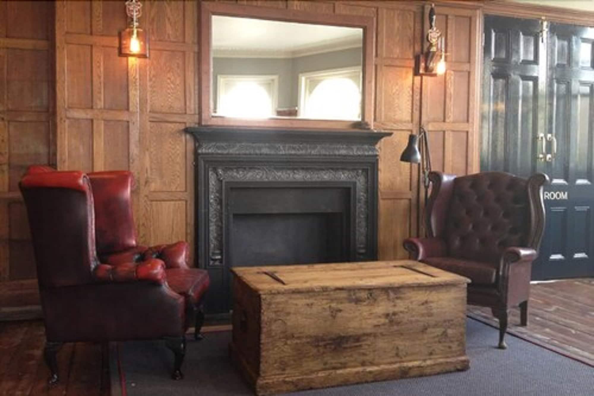 Vista Lobby Hand & Flower