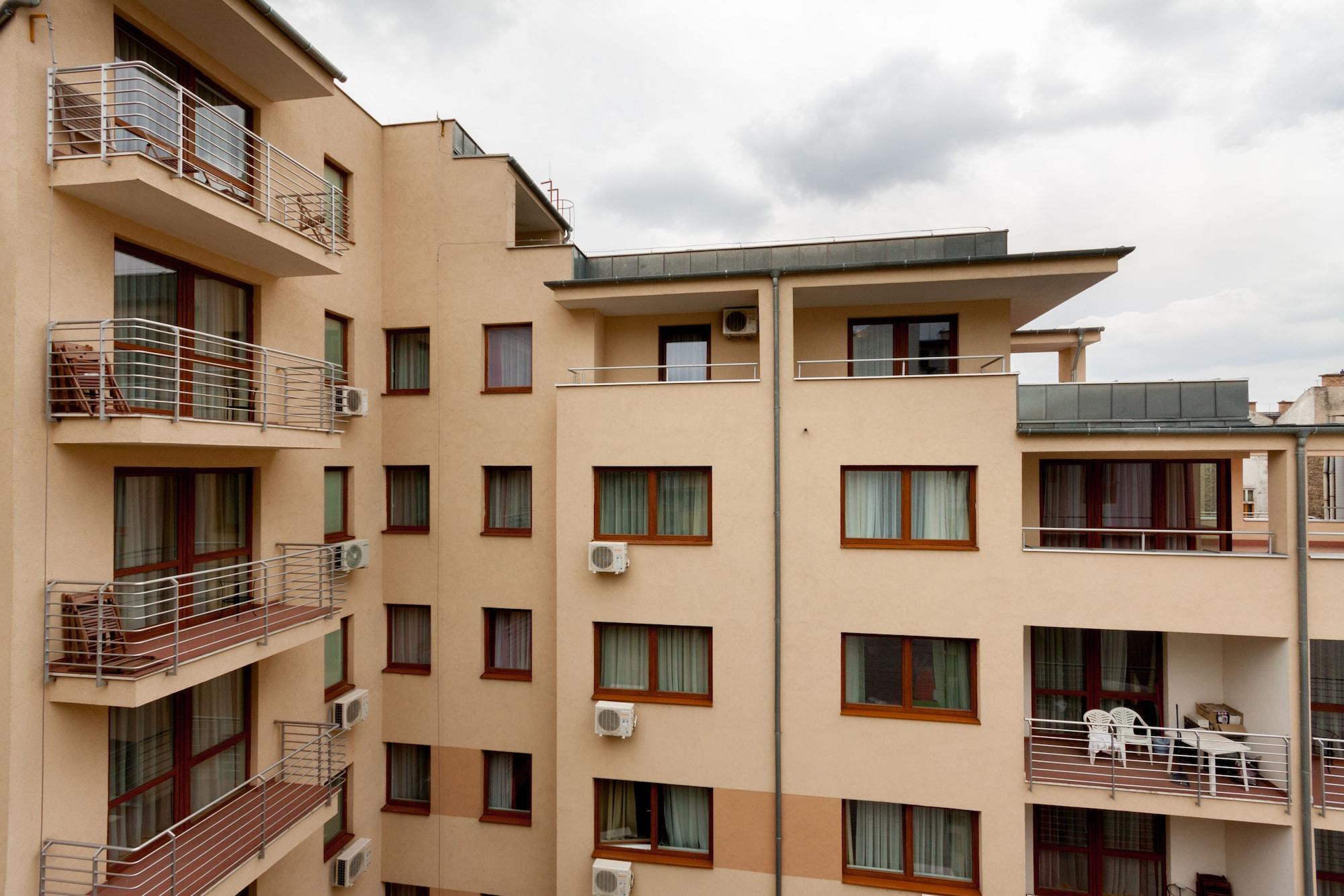 Vista Exterior Corvin Plaza Apartments and Suites