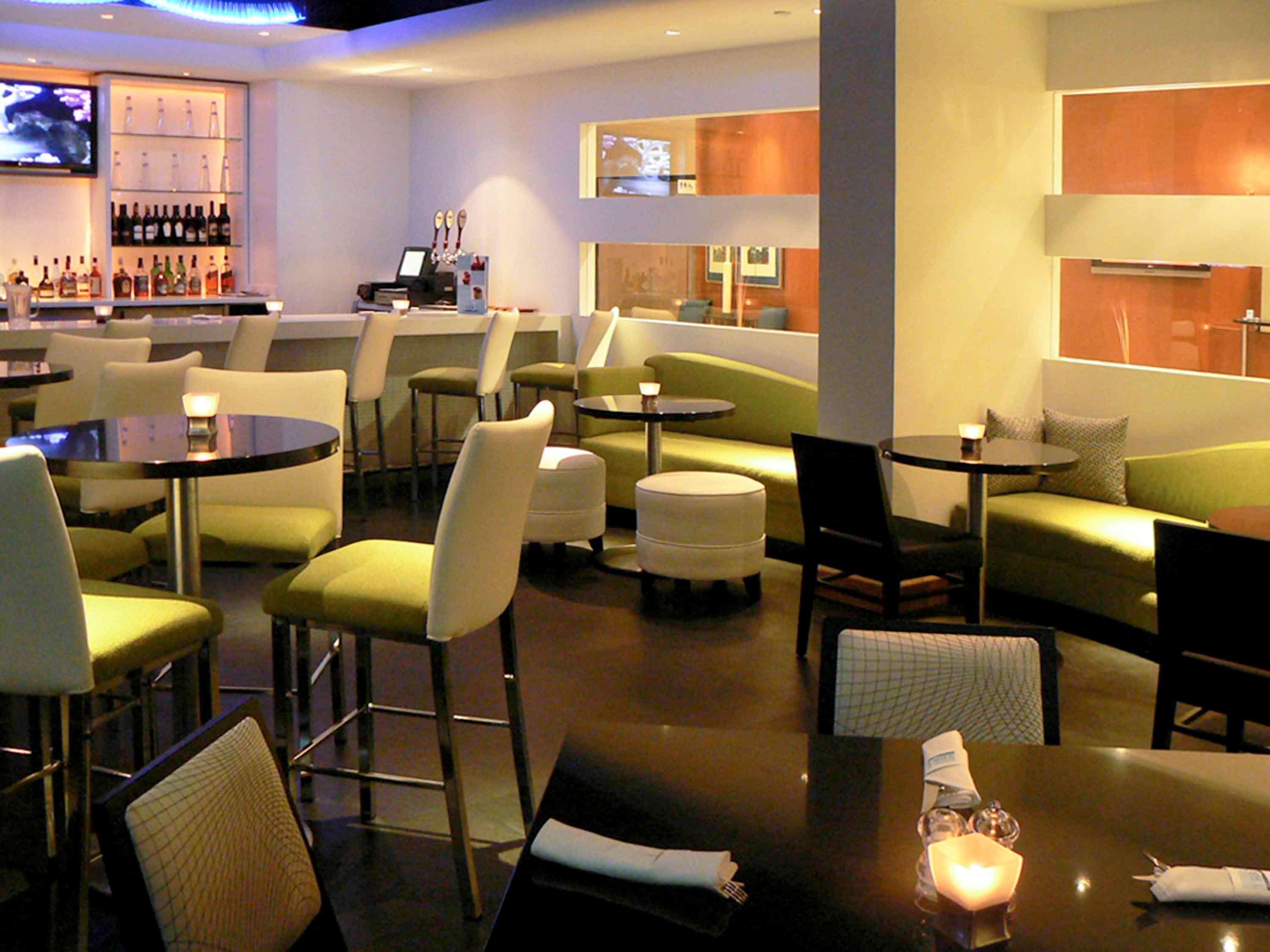 Bar/Salón Novotel Toronto North York