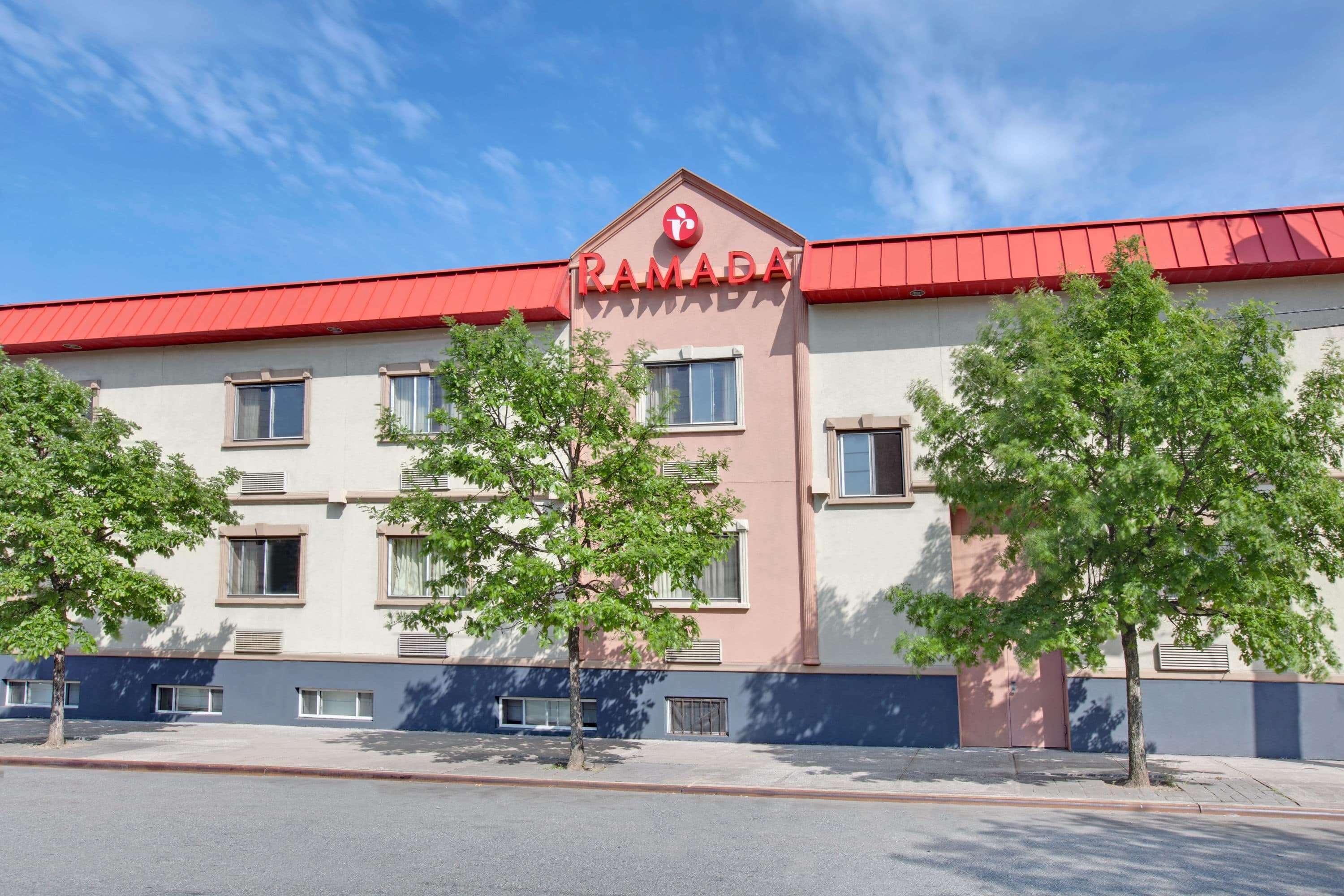 Vista Exterior Ramada by Wyndham Bronx