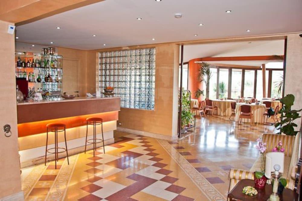 Bar/Salón Ares Hotel